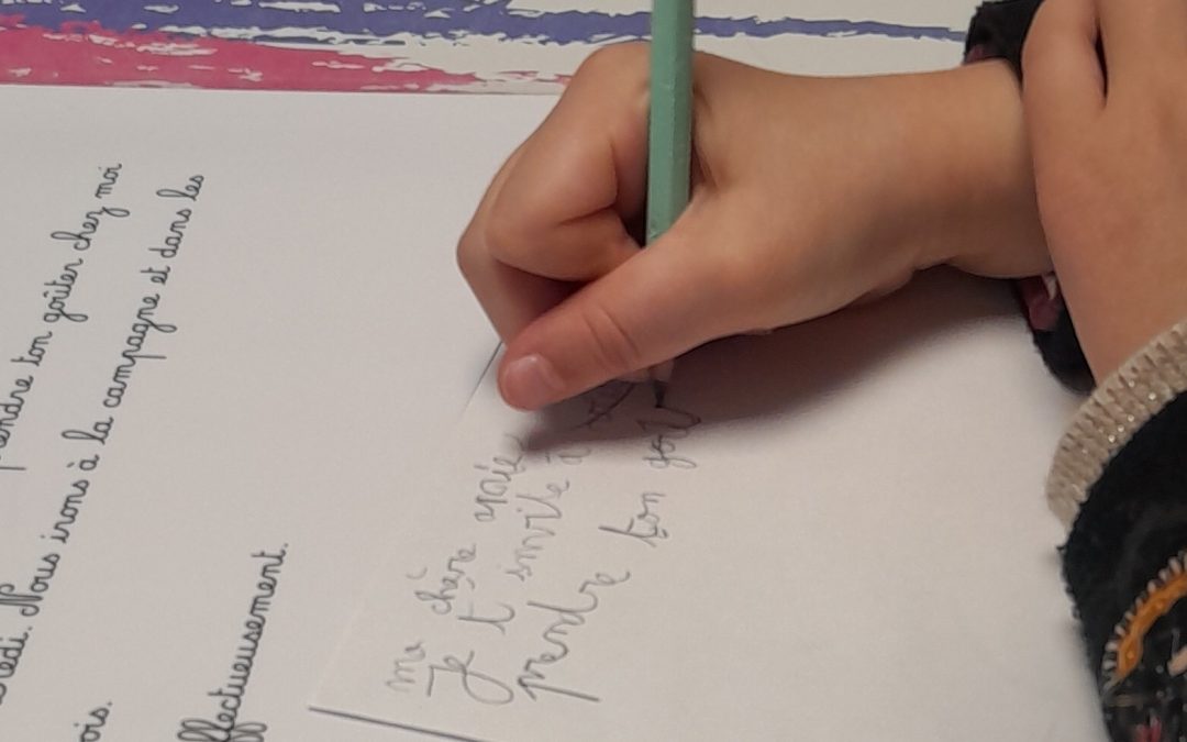 mauvaise tenue de crayon, le pouce empiétant sur les autres doigts et bloquant le mouvement