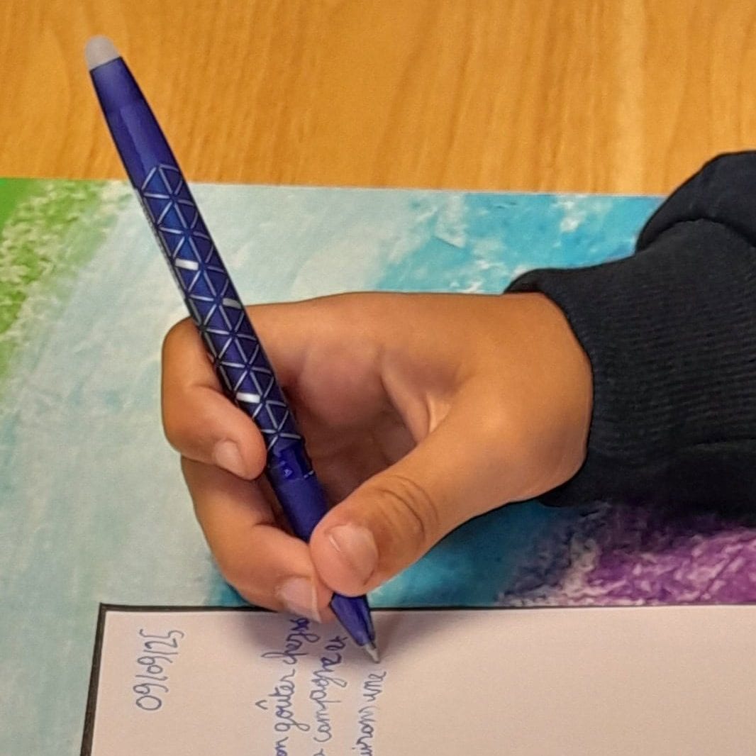 tenue de stylo inadaptée, doigts en extension
