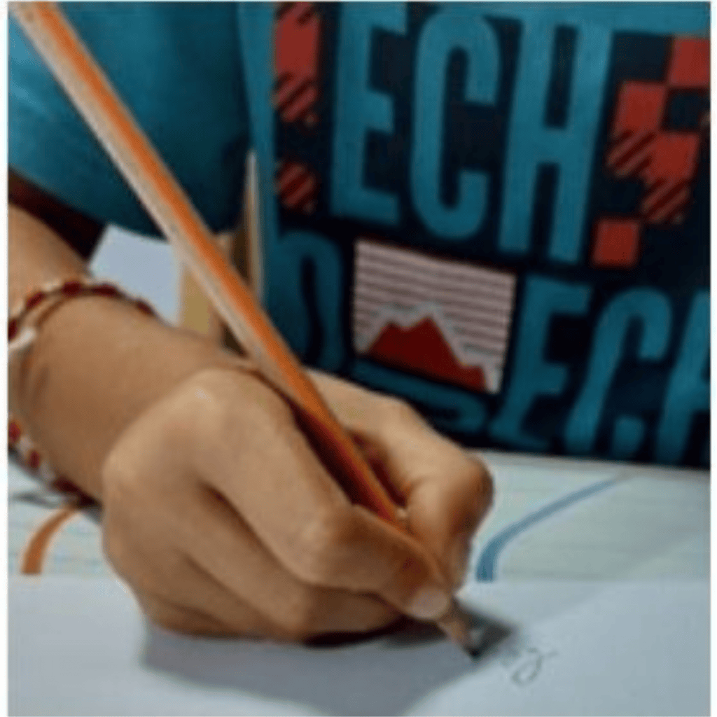 prise de crayon tripode chez l'enfant, le crayon tenu entre le pouce et le majeur, l'index en face.
