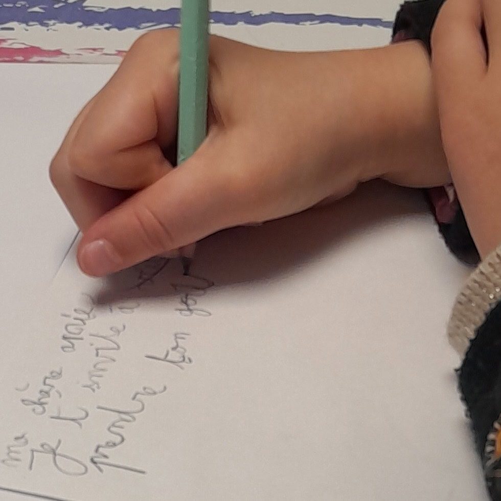 mauvaise tenue de crayon, le pouce empiétant sur les autres doigts et bloquant le mouvement